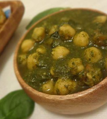 Palak chole / chickpea curry with spinach